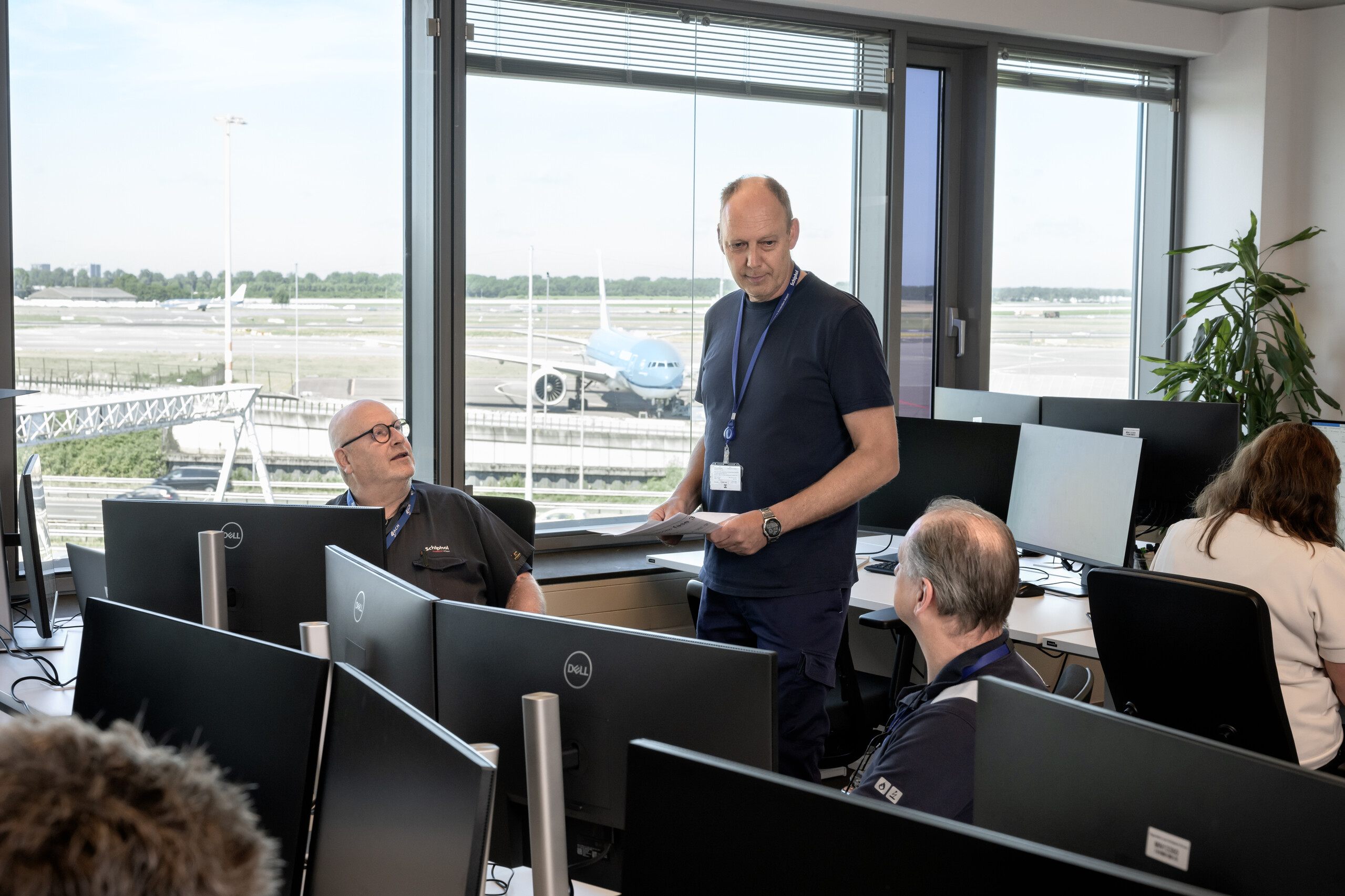 Nieuws - 'Op Schiphol Is Iedereen Gelijk, Je Hebt Hier Geen ...