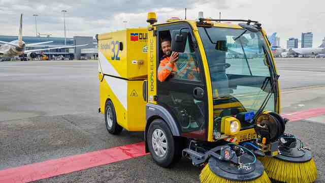 Jobs and career opportunities in airport operations at Schiphol
